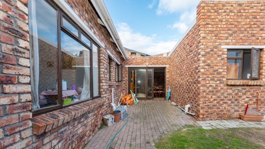 To Let 3 Bedroom Property for Rent in Struisbaai Western Cape